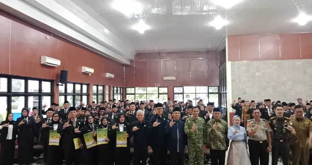 Bupati Lahat Serahkan SK Penugasan Kepala Sekolah, Tekankan Kepemimpinan dan Profesionalisme