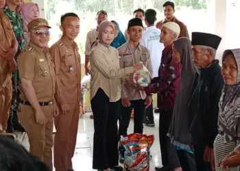 Wakil Bupati Lahat Salurkan Dana Zakat untuk Masyarakat Gumay Ulu dan Pulau Pinang