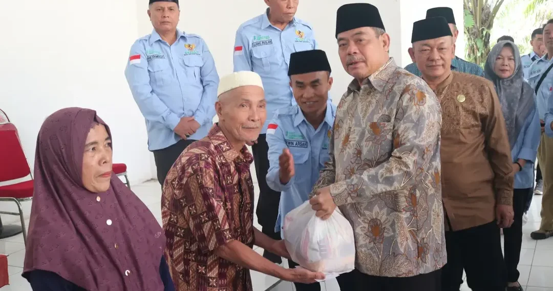 Bupati Lahat Salurkan Dana Zakat di Gumay Talang, Perkuat Kepedulian Sosial Masyarakat