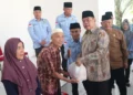 Bupati Lahat Salurkan Dana Zakat di Gumay Talang, Perkuat Kepedulian Sosial Masyarakat
