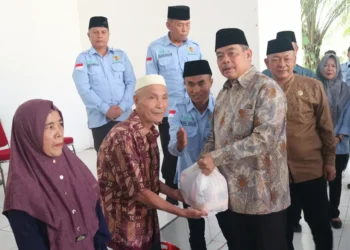 Bupati Lahat Salurkan Dana Zakat di Gumay Talang, Perkuat Kepedulian Sosial Masyarakat