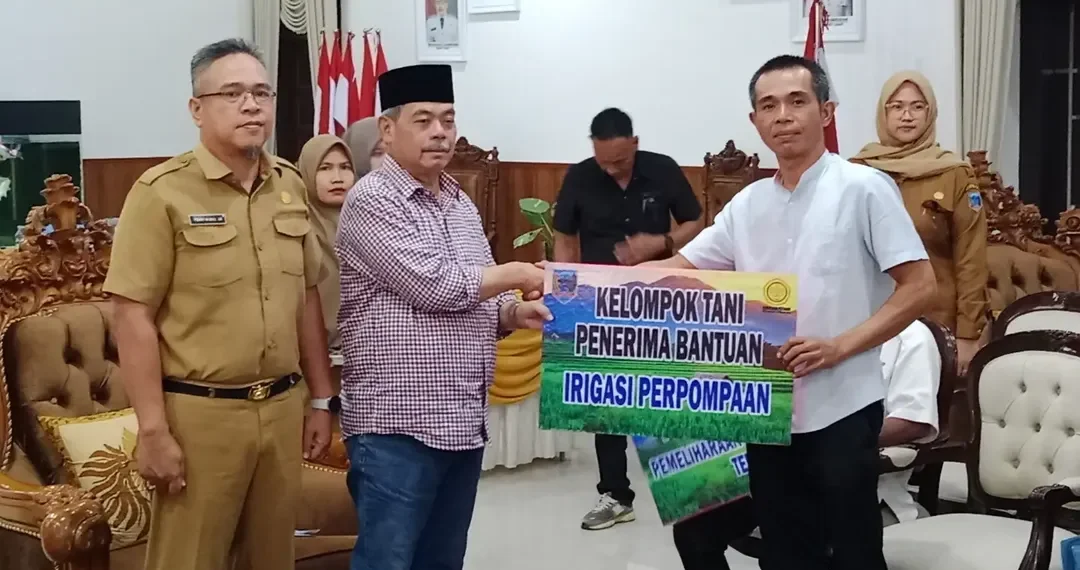 Bupati Lahat Serahkan Bantuan Hand Traktor, Dorong Peningkatan Produktivitas Pertanian