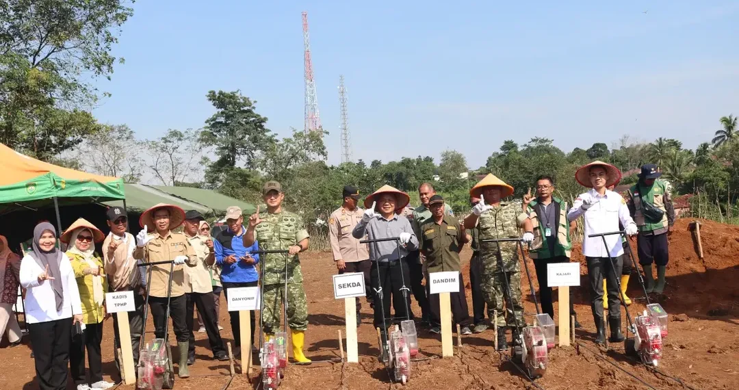 Sekda Lahat Bersama TNI Laksanakan Penanaman Jagung Hibrida untuk Dukung Ketahanan Pangan