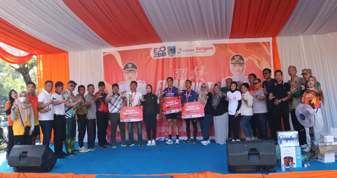 Wakil Bupati Lahat Serahkan Hadiah Pemenang Fun Run 5K HUT ke-157 Kabupaten Lahat