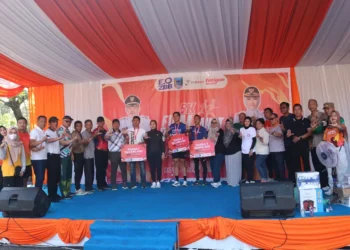 Wakil Bupati Lahat Serahkan Hadiah Pemenang Fun Run 5K HUT ke-157 Kabupaten Lahat