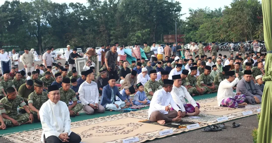 Bupati Lahat Bersama Ribuan Masyarakat Laksanakan Sholat Idul Adha 1447 H di Lapangan Seganti Setungguan