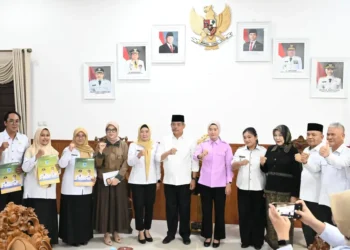 Perkuat Layanan Hemodialisis RSUD Lahat, Bupati Serahkan SK Mutasi Perawat dan Tenaga Kesehatan
