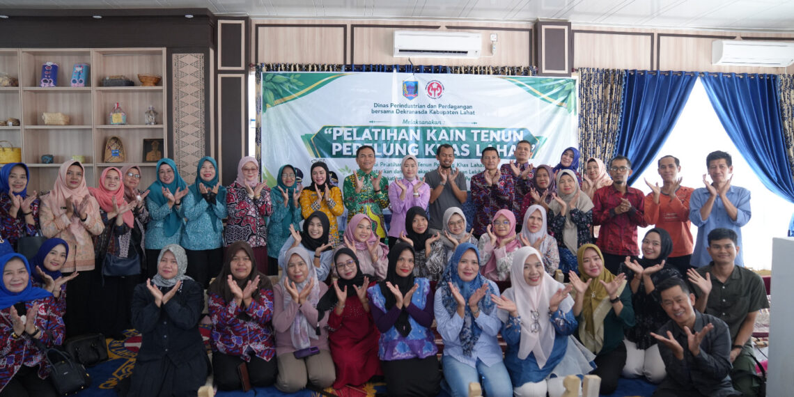 Wabup Lahat Widia Ningsih Dorong Pelestarian Kain Tenun Perelung Melalui Pelatihan Berkelanjutan