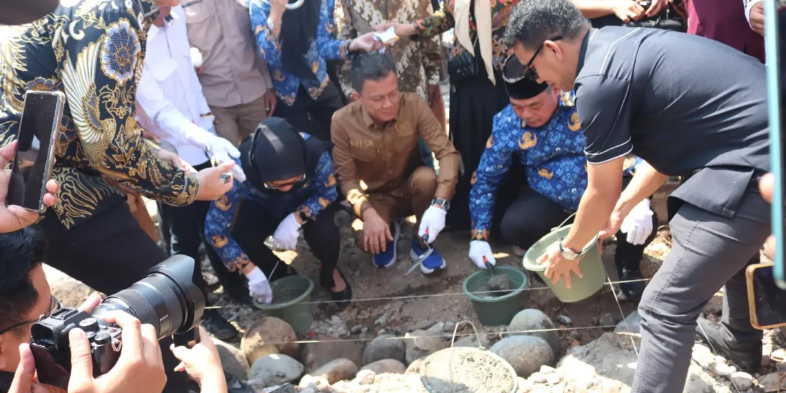 Bupati Lahat Letakkan Batu Pertama Program Bedah Rumah Baznas, Wujud Kepedulian bagi Masyarakat Kurang Mampu