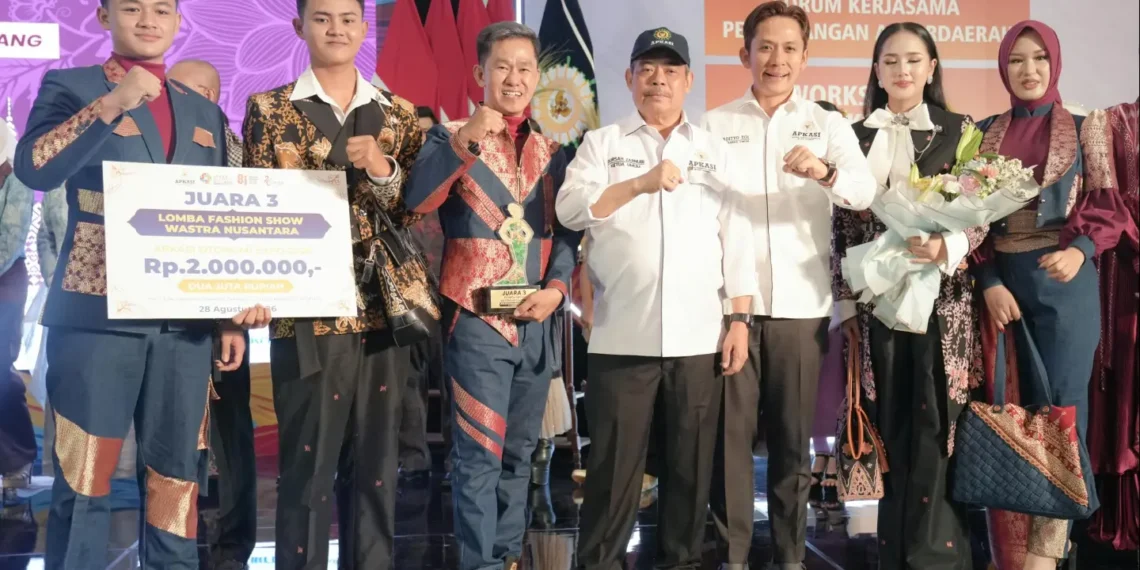 Kabupaten Lahat Raih Juara III Fashion Show Wastra Nusantara AOE 2026