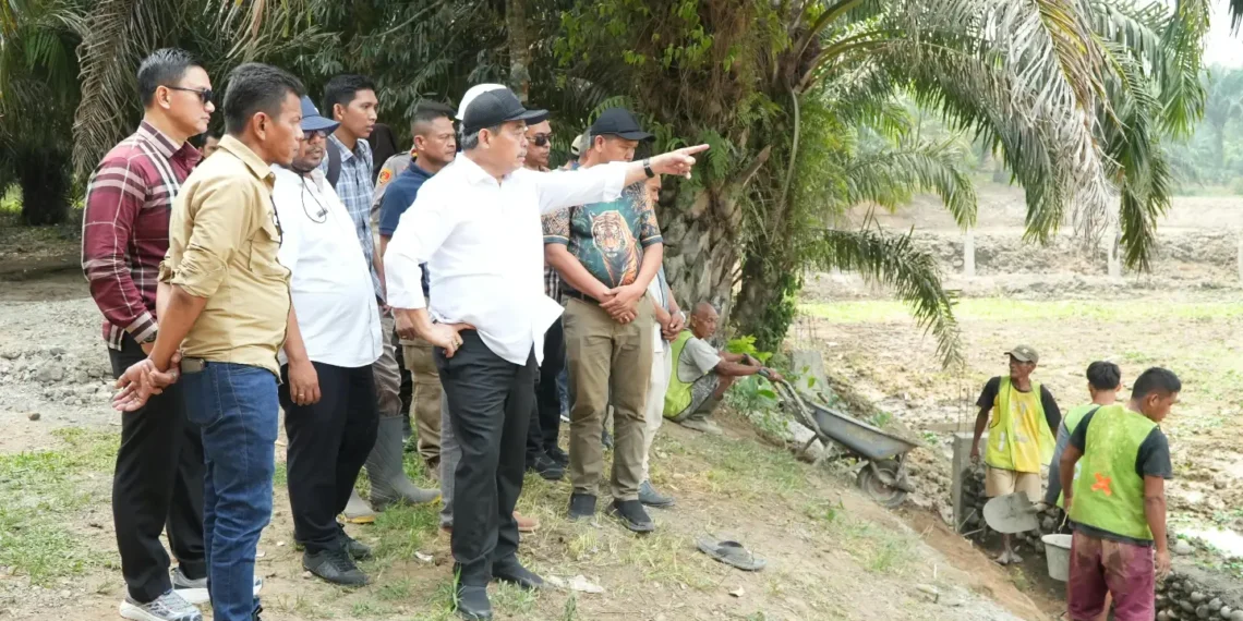 Bupati Lahat Monitoring Pembangunan Prasarana Pokdakan Danau Karet di Kikim Barat