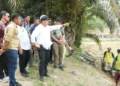 Bupati Lahat Monitoring Pembangunan Prasarana Pokdakan Danau Karet di Kikim Barat