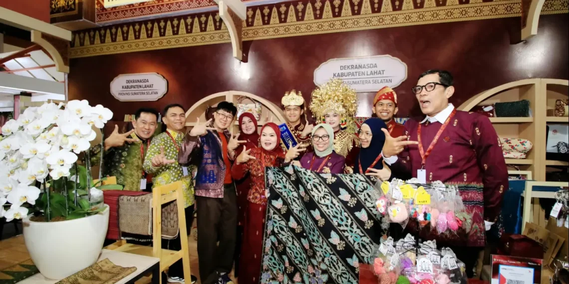 KETUA DEKRANASDA KABUPATEN LAHAT IR.SRI MELIYANA BURSAH HADIRI PEMBUKAAN PAMERAN KRIYANUSA
