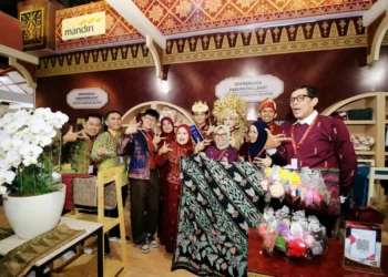 KETUA DEKRANASDA KABUPATEN LAHAT IR.SRI MELIYANA BURSAH HADIRI PEMBUKAAN PAMERAN KRIYANUSA